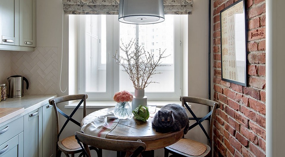 Odnowiona szafa w salonie w stylu vintage. Meble vintage do wnętrz.