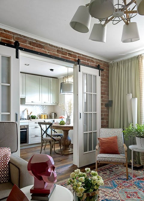 Stół i krzesła po renowacji w kuchni. Aranżacja wnętrz z duszą.