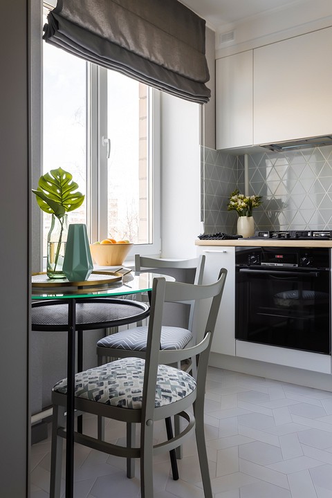 Odnowione lustro w ramie w stylu vintage. Aranżacja wnętrz z duszą.