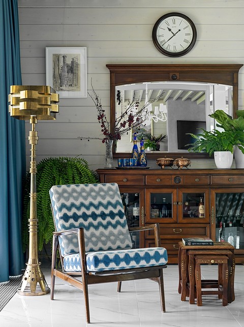 Stare krzesło po renowacji w stylowym wnętrzu. Meble vintage do wnętrz.