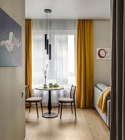 Stare meble w nowoczesnym wnętrzu. Renowacja mebli 2026.