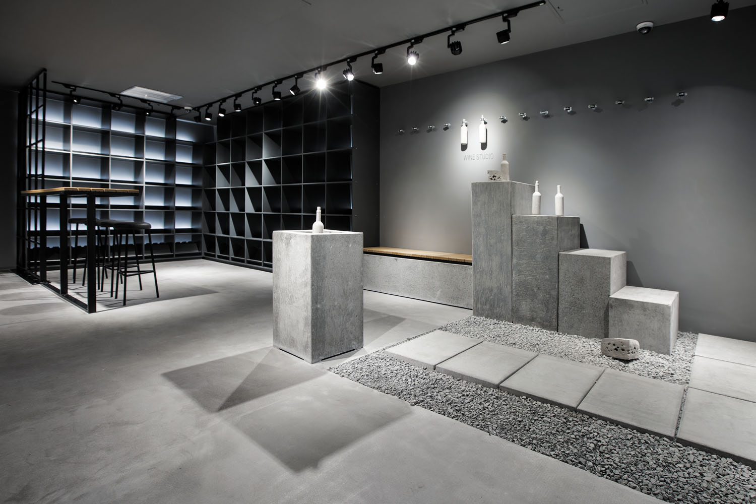 Neoklasyczny salon z betonem Salon w stylu neoklasycznym, z betonowymi elementami i eleganckimi meblami w pastelowych kolorach.
