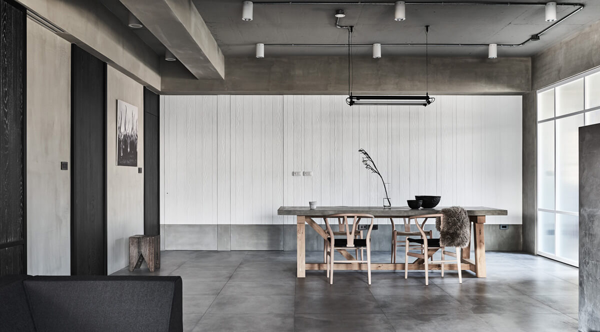 Sypialnia z betonowym sufitem i akcentującym oświetleniem nad łóżkiem w 2026.