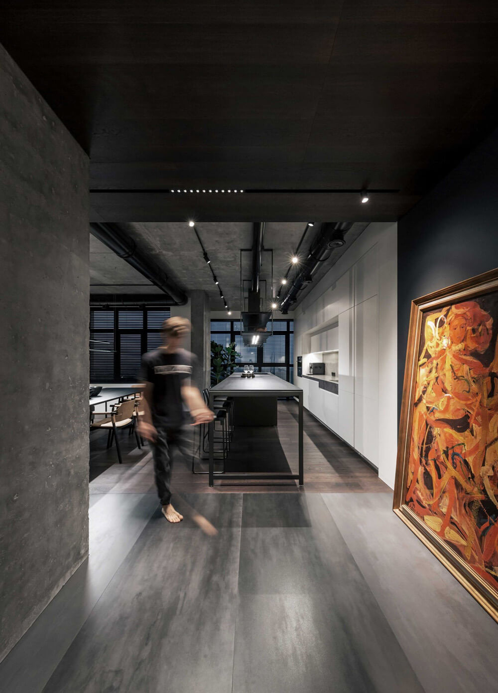 Nowoczesne biuro z betonowym sufitem i jasnym oświetleniem w stylu loft 2026.