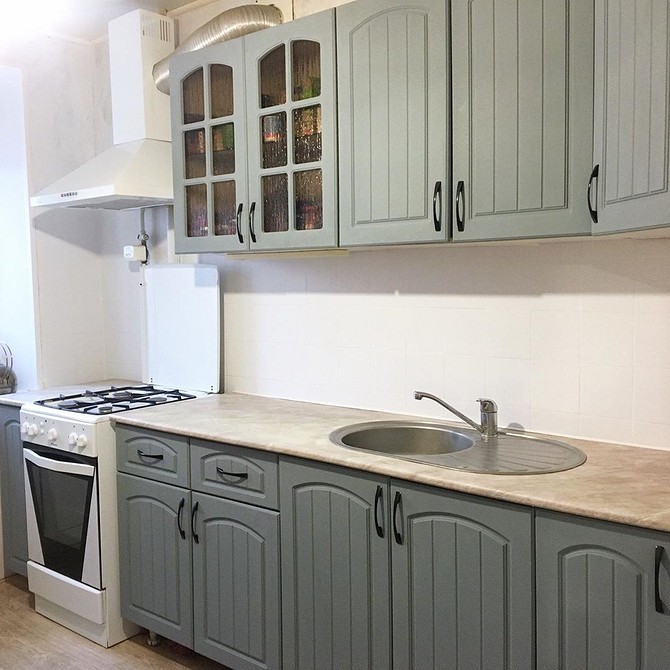 Renowacja kuchni 2026: Malowanie frontów farbami akrylowymi z efektem postarzenia dla ochrony.