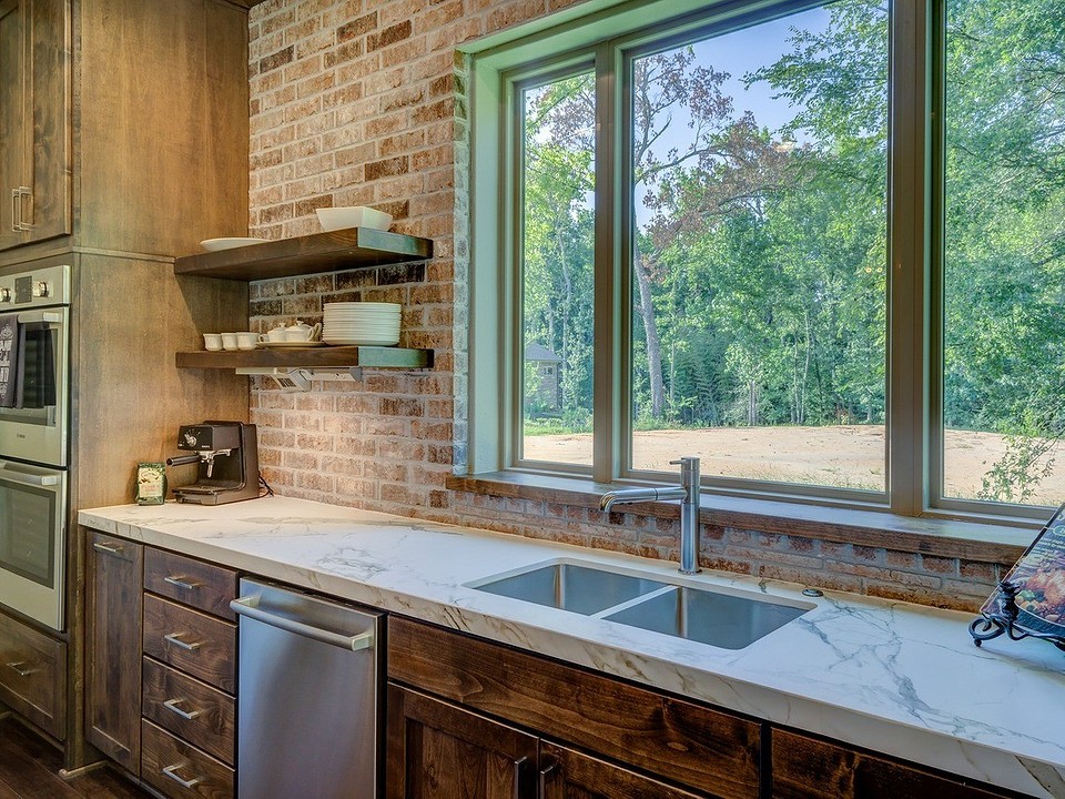 Renowacja kuchni 2026: Lakierowanie pomalowanych frontów dla ochrony przed wilgocią i uszkodzeniami.