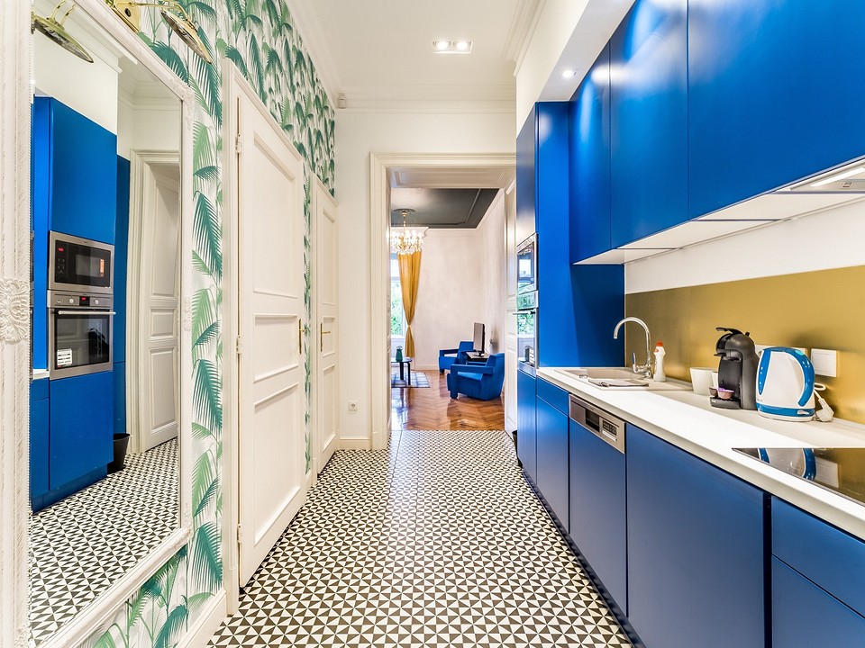 Inspiracje na odświeżenie kuchni: pomysły na malowanie frontów i aranżacje wnętrz.