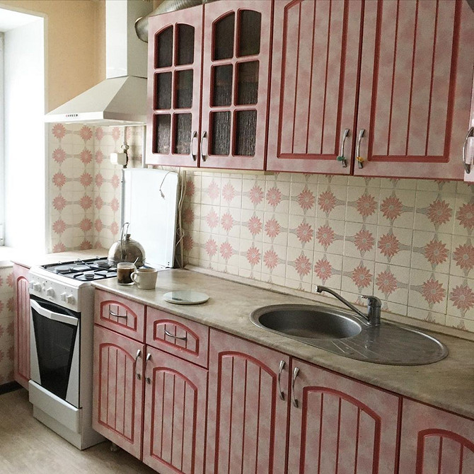 Przygotowanie frontów do malowania: szlifowanie i czyszczenie powierzchni podczas renowacji kuchni 2026.