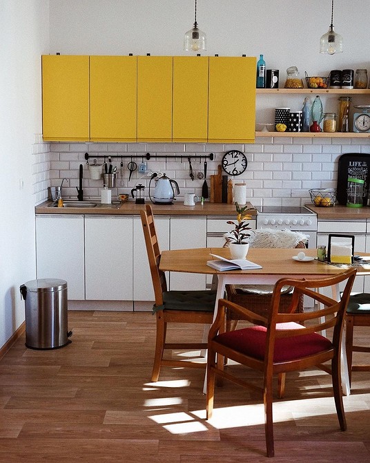 Profesjonalne porady malowania frontów kuchennych: uzyskaj idealny efekt w swojej kuchni.