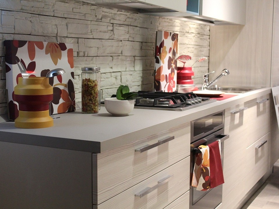 Szybka renowacja kuchni 2026: Malowanie frontów farbą w sprayu – łatwy sposób na odświeżenie.