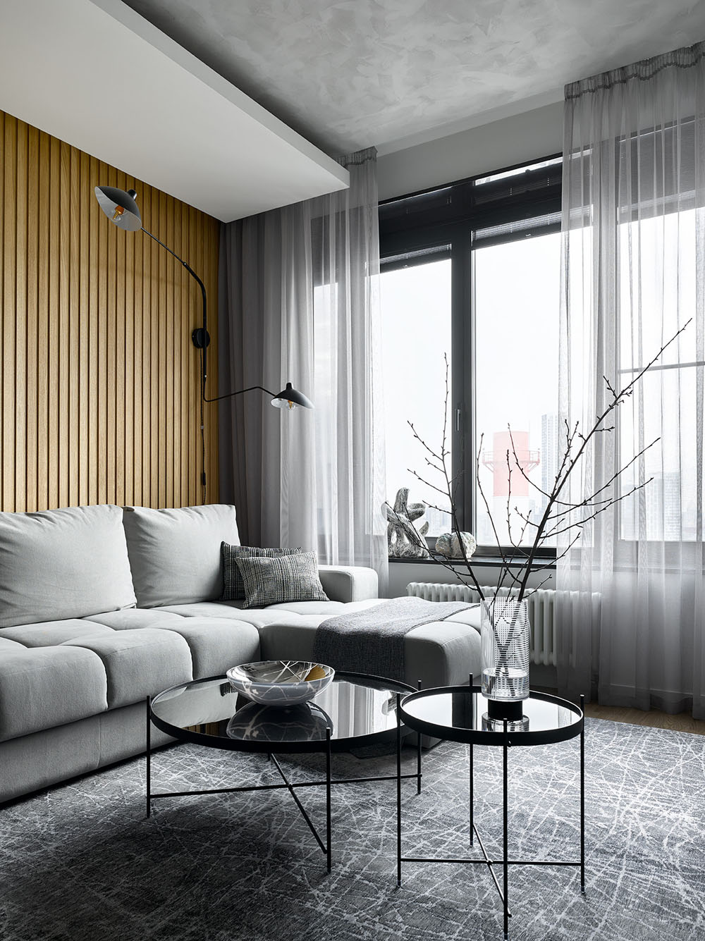 Stylowe poduszki dekoracyjne na łóżku w sypialni dodają komfortu i wizualnej atrakcyjności.