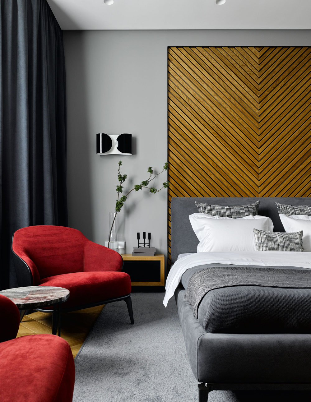 Poduszki dekoracyjne z geometrycznym wzorem na sofie w nowoczesnym salonie. Styl skandynawski.