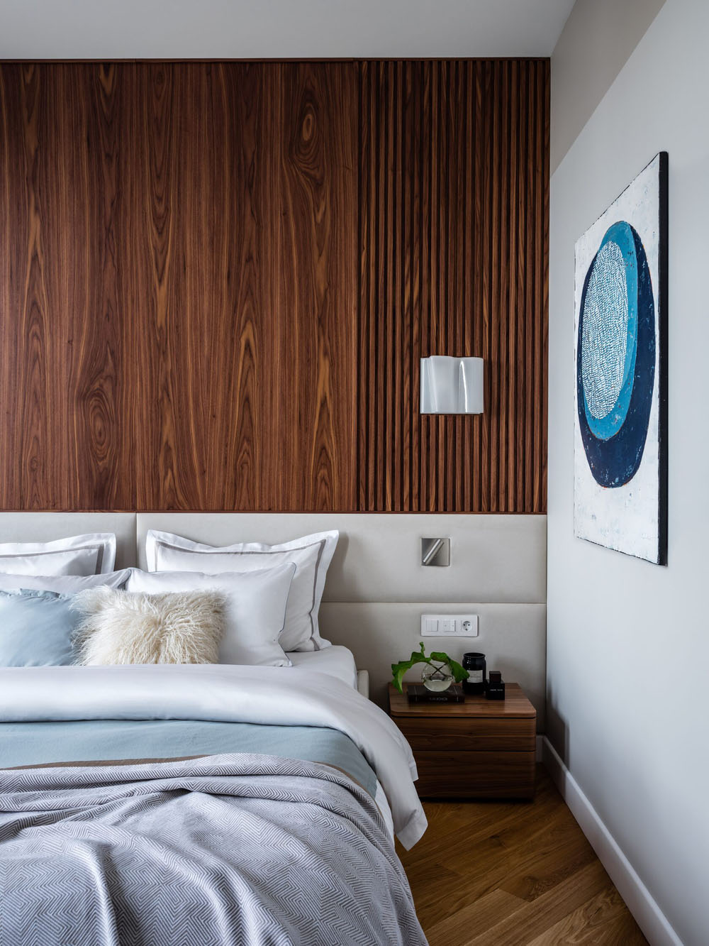 Ręcznie robione poduszki dekoracyjne z haftem dodają unikalności i uroku wystrojowi domu.