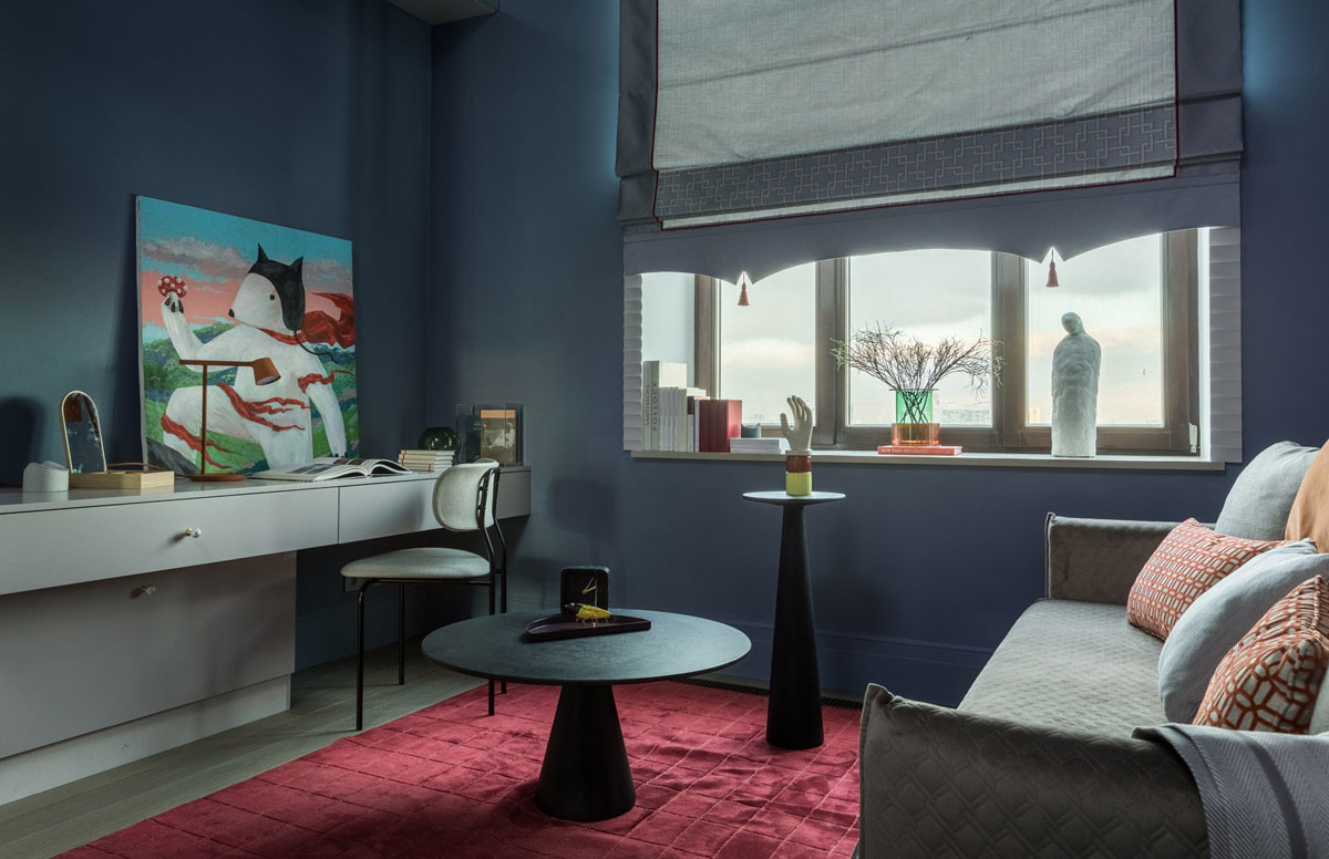 Różne poduszki dekoracyjne na sofie, tekstylia domowe w jasnych kolorach. Styl skandynawski.