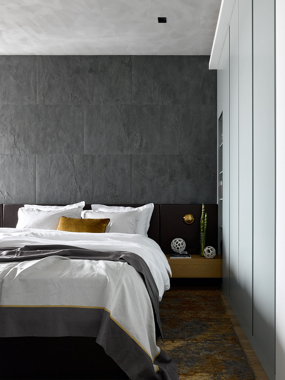 Żywe poduszki dekoracyjne na fotelu dodają koloru i indywidualności wnętrzu. Styl skandynawski.