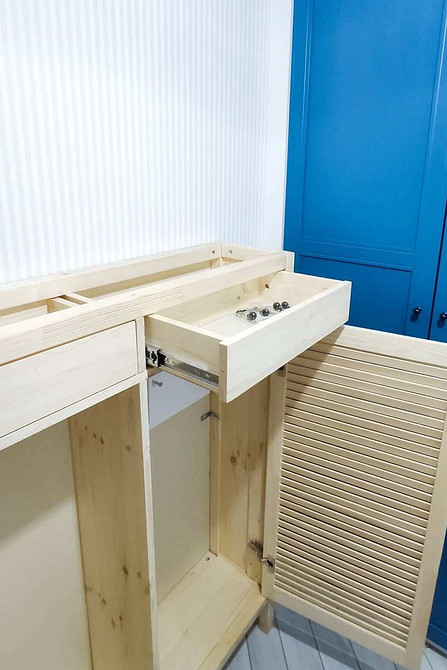 Montaż szafki DIY Zbliżenie na konstrukcję szafki na buty DIY, pokazujące detale drewnianej obudowy.