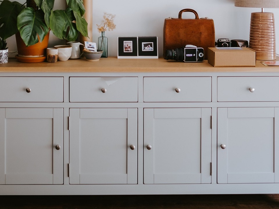 Narzędzia do wykonania szafki na buty (dopełniacz, celownik, miejscownik) własnymi rękami: młotek, piła, wkrętarka