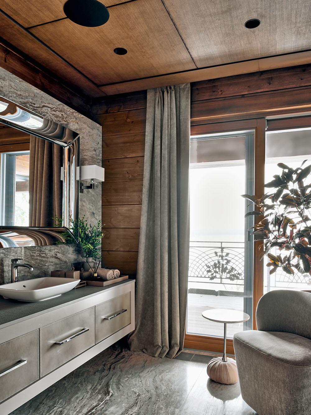 Nowoczesny design wnętrza domu z bali z dużymi oknami i naturalnym oświetleniem.