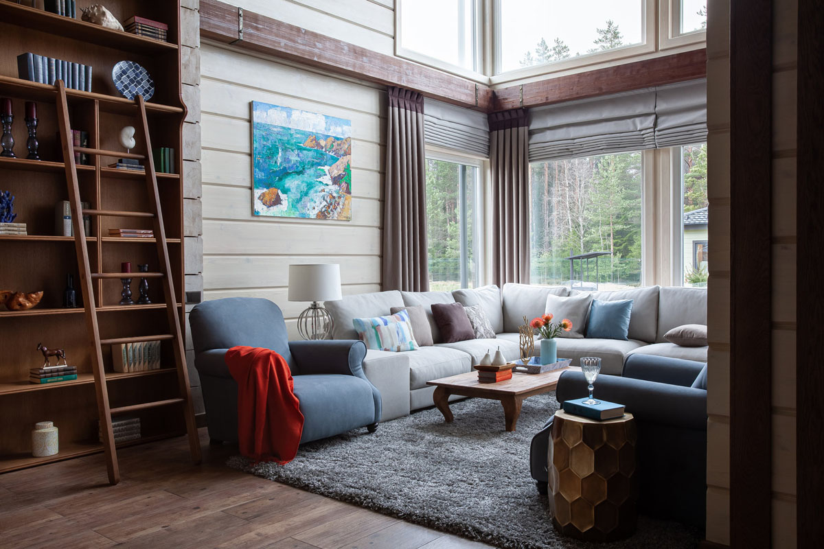 Klasyczny design wnętrza domu z bali z elementami rustykalnymi i tradycyjnymi.