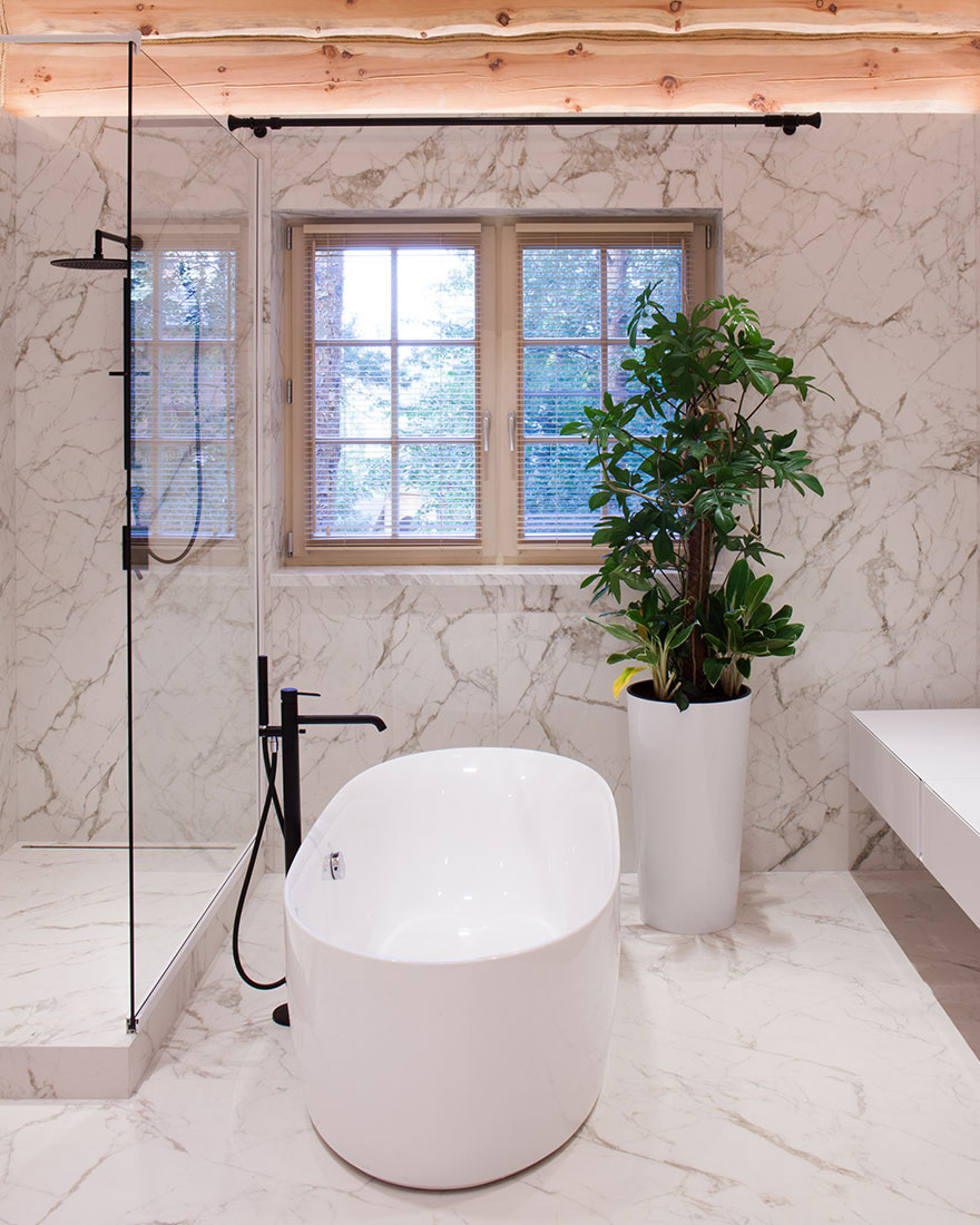 Przytulny dom z bali: Aranżacja wnętrza w stylu skandynawskim z naturalnymi materiałami.