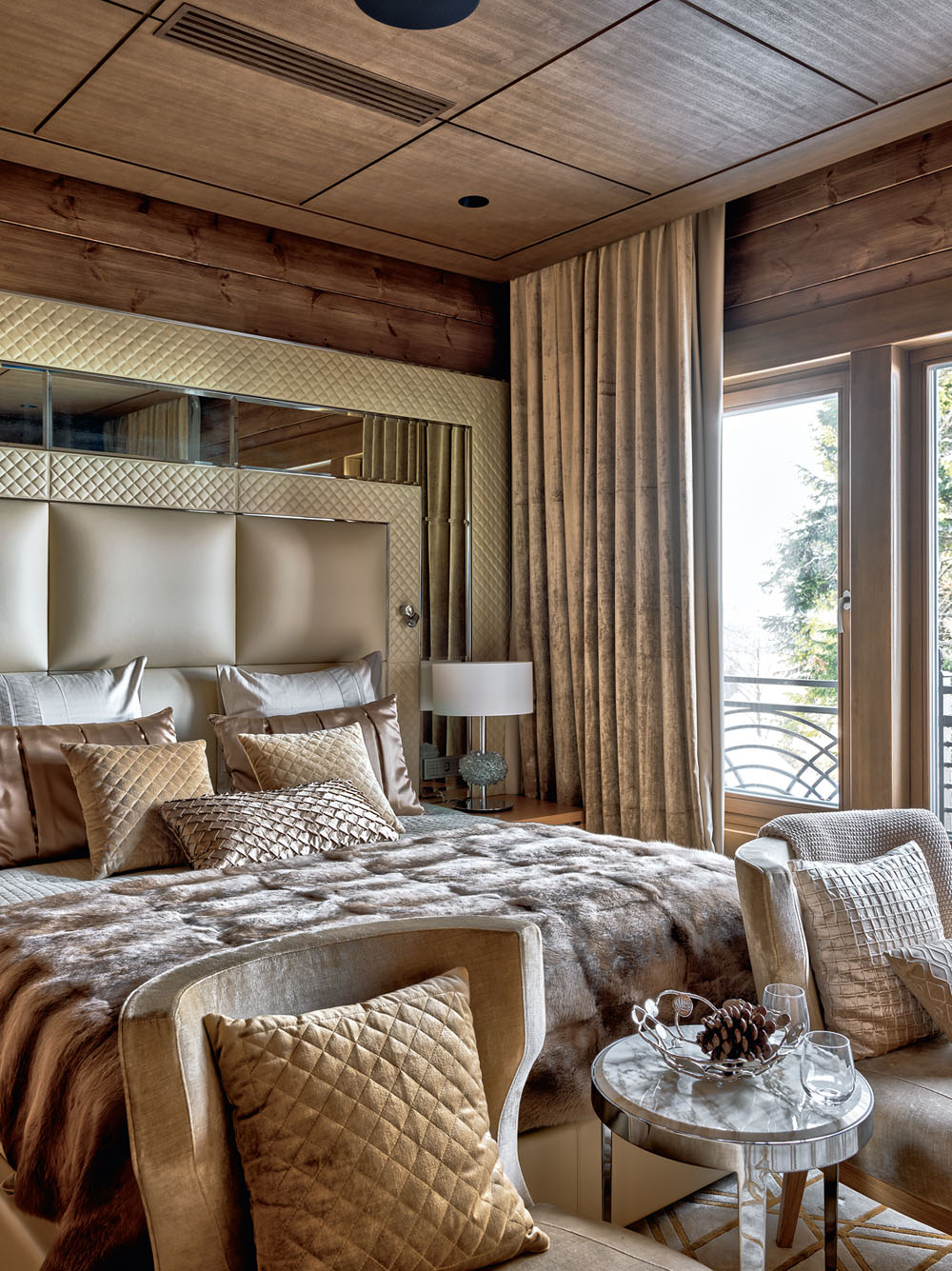 Design wnętrza domu z bali z akcentami kolorystycznymi, ożywiającymi naturalne drewno.