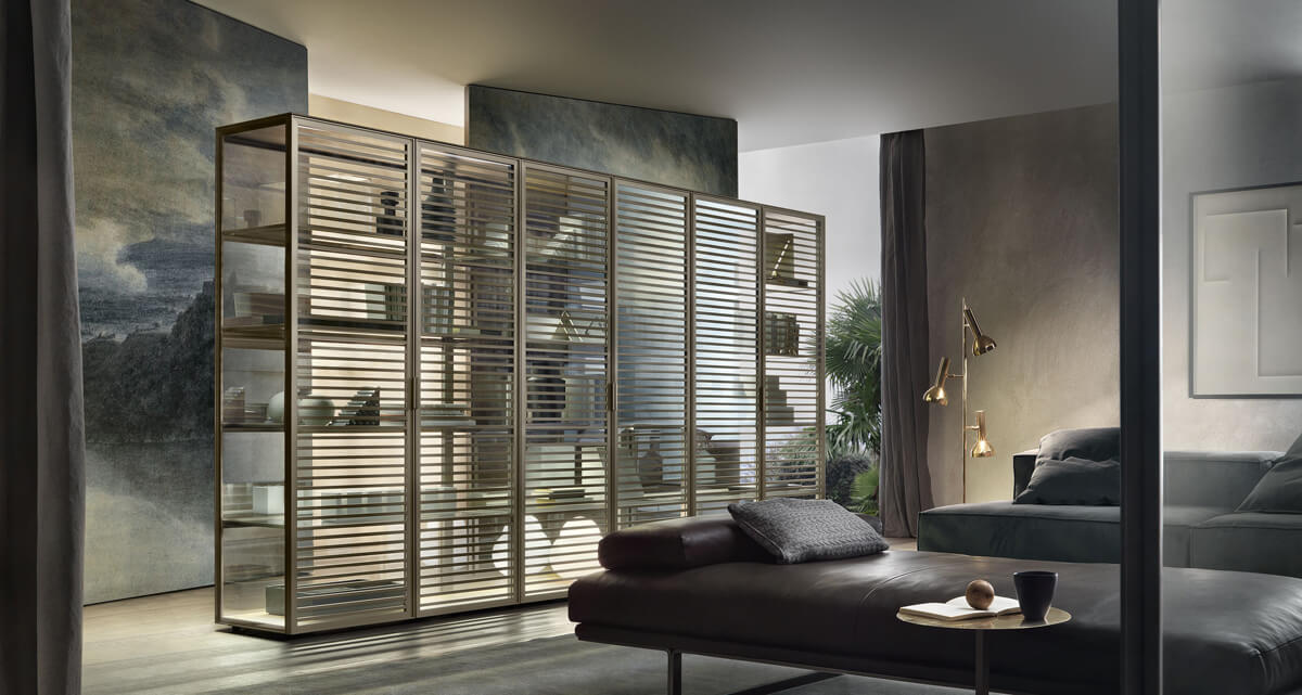 Stylowa Garderoba Sypialniana Jasna sypialnia z systemem garderoby, lustrem i wygodnym fotelem do relaksu.