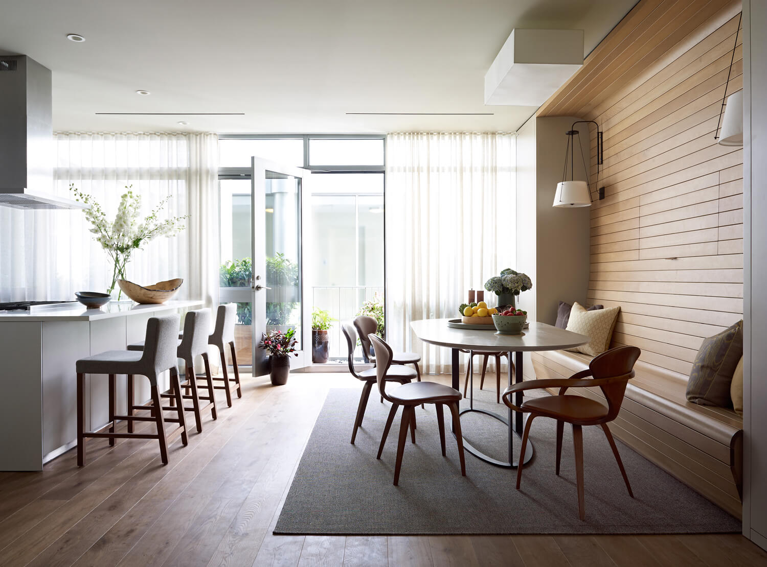 Minimalizm i funkcjonalność Stylowa kuchnia z salonem 50 m² w minimalistycznym wydaniu, gdzie funkcjonalność idzie w parze z elegancją.