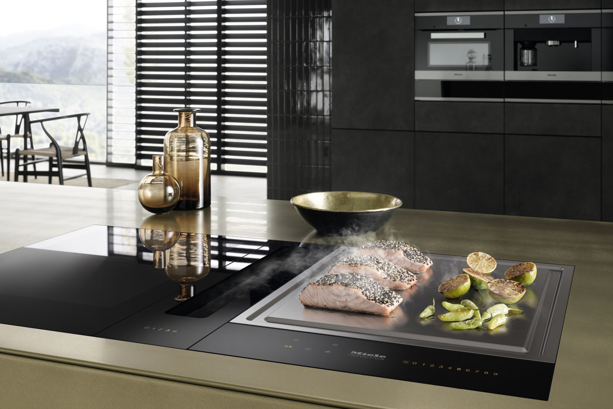 Wyciąg jako element designu Nowoczesna kuchnia z designerską wyciągarką kuchenną ze stali nierdzewnej, podkreślająca styl.