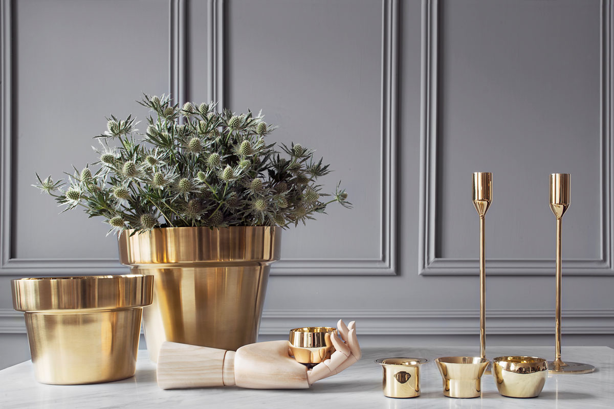 Mosiądz we wnętrzach w 2026: Jak go stylowo i mądrze wykorzystać?