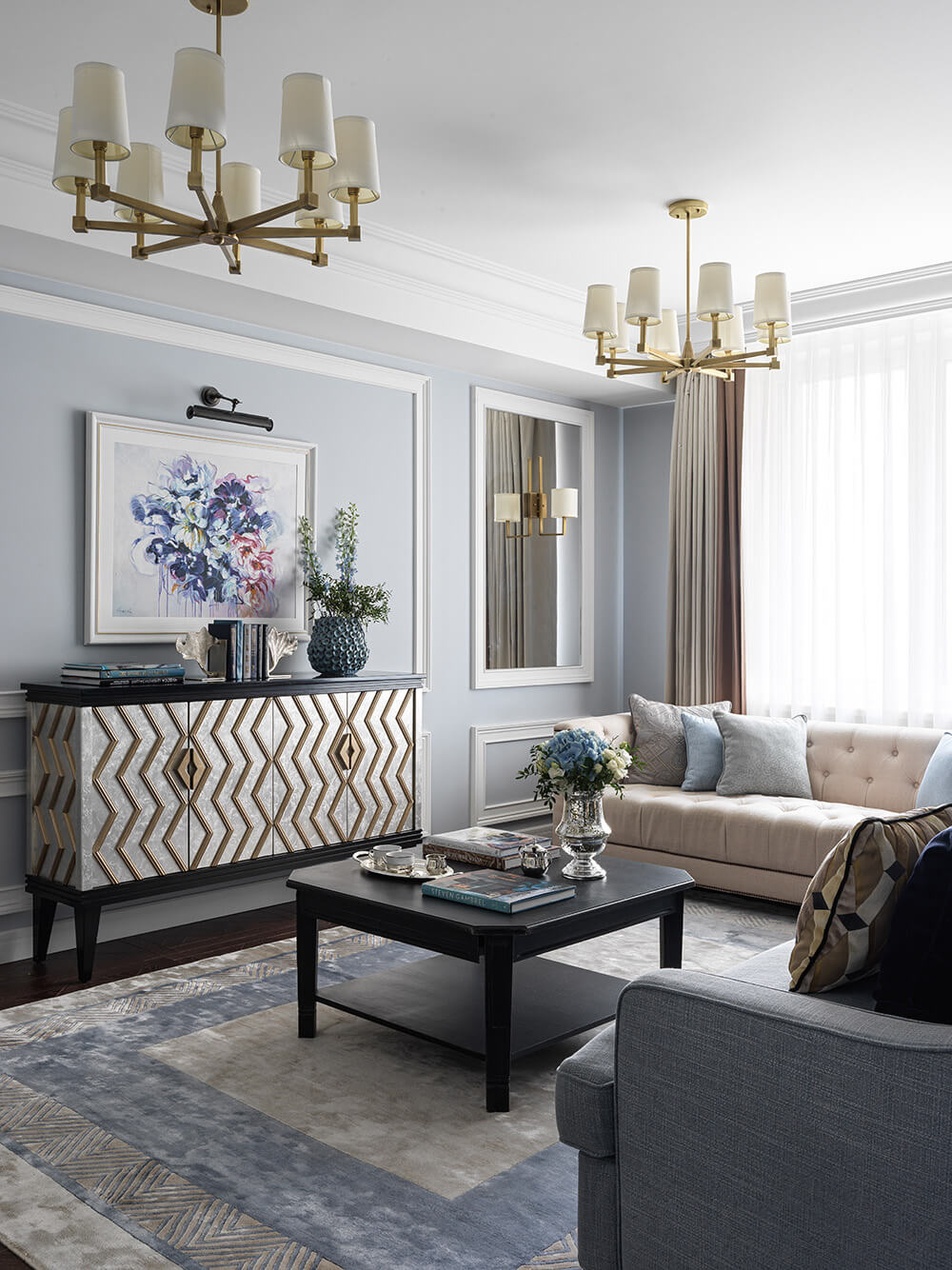 Akcesoria do francuskiego wnętrza: Wazy z kwiatami, obrazy i dekoracyjne poduszki.