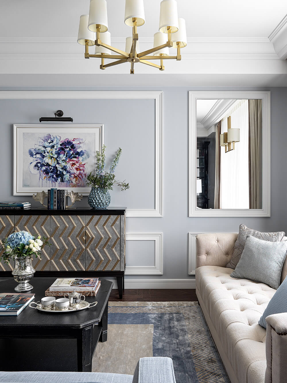 Jadalnia w stylu francuskim: Elegancki stół, krzesła i wyrafinowana zastawa.