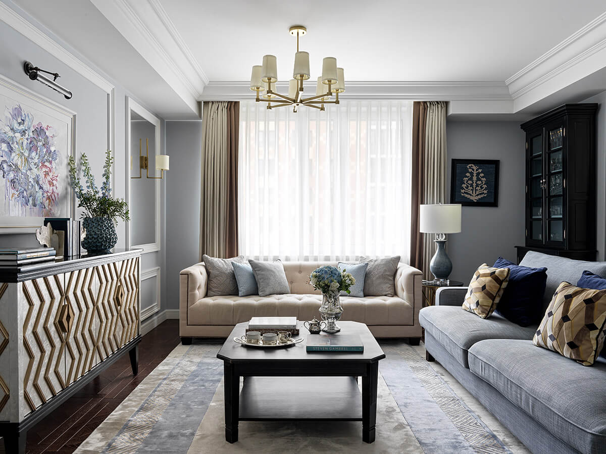 Sypialnia w stylu francuskim: Luksusowe łóżko, tekstylia i elegancki design.