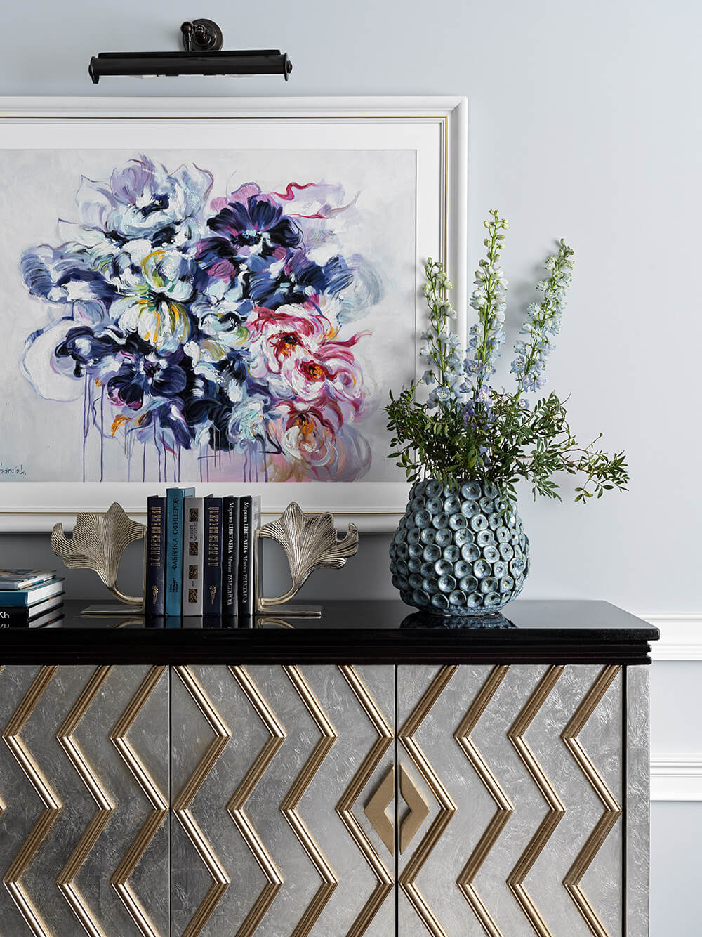 Detal francuskiego wnętrza: Sztukateria, lustra i kryształowe żyrandole.