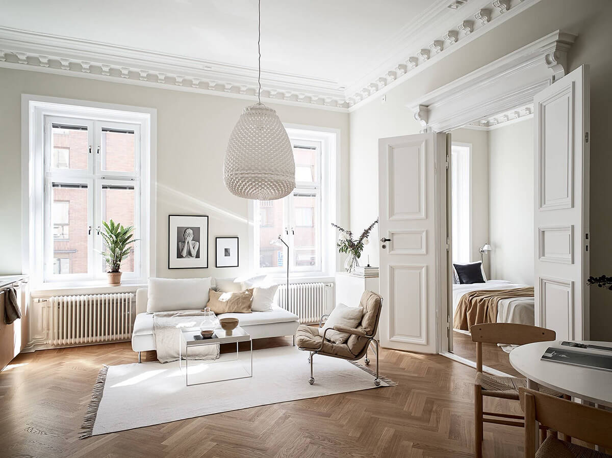 Gabinet w stylu francuskim: Biblioteczka, biurko i wygodny fotel do pracy.