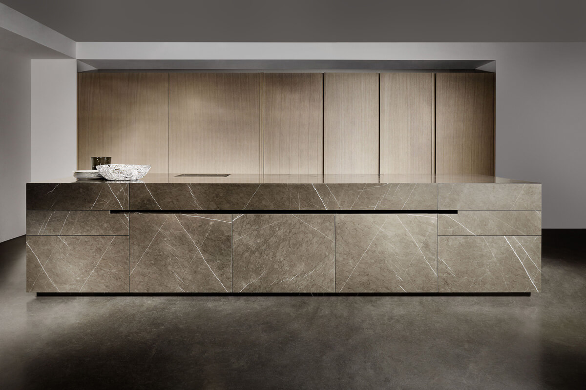 Elastyczny kamień w salonie: stylowe ściany z naturalnego kamienia, idealne do loftu.