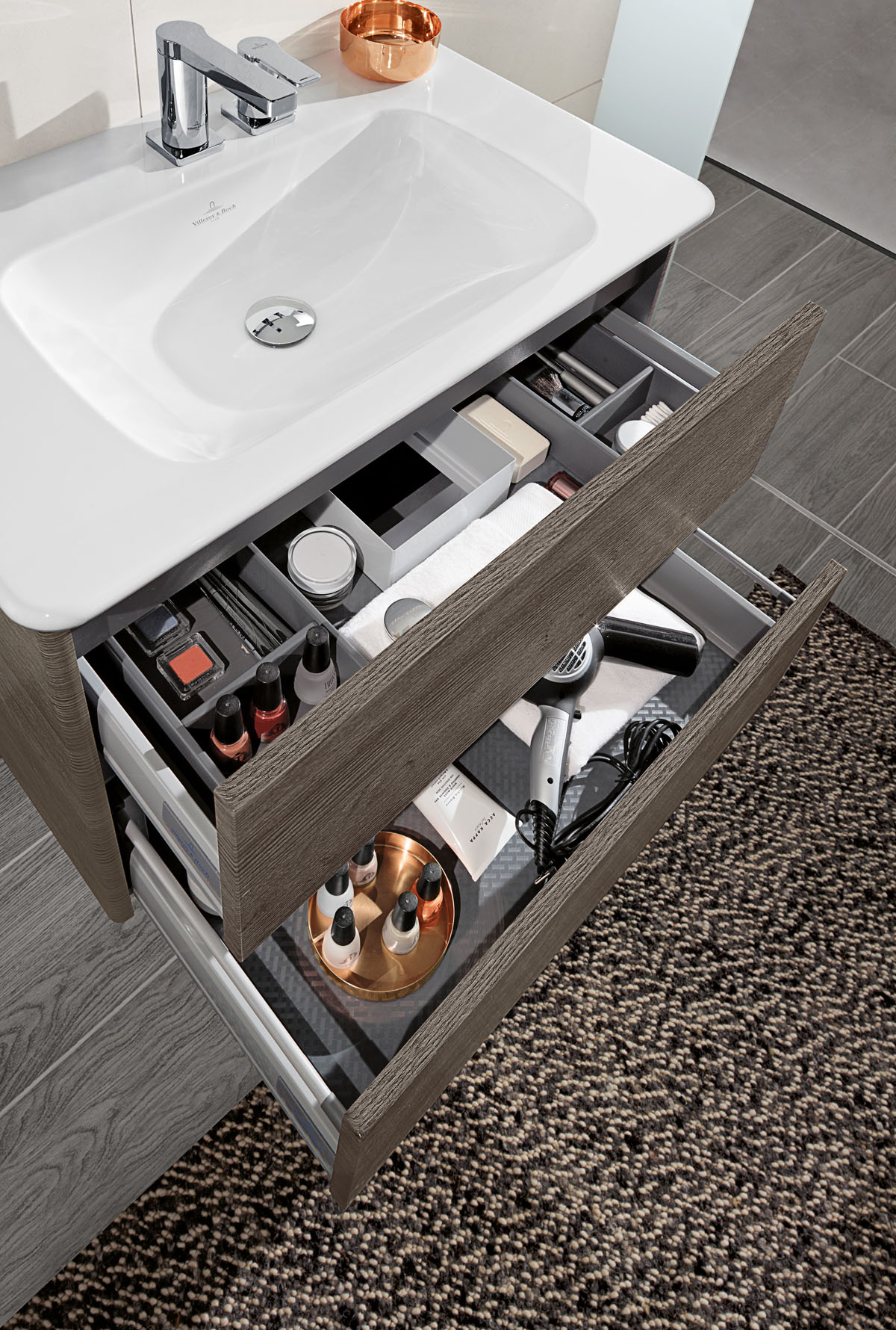 Innowacyjne rozwiązania do przechowywania w łazience 2026: wiszące organizery na kosmetyki.