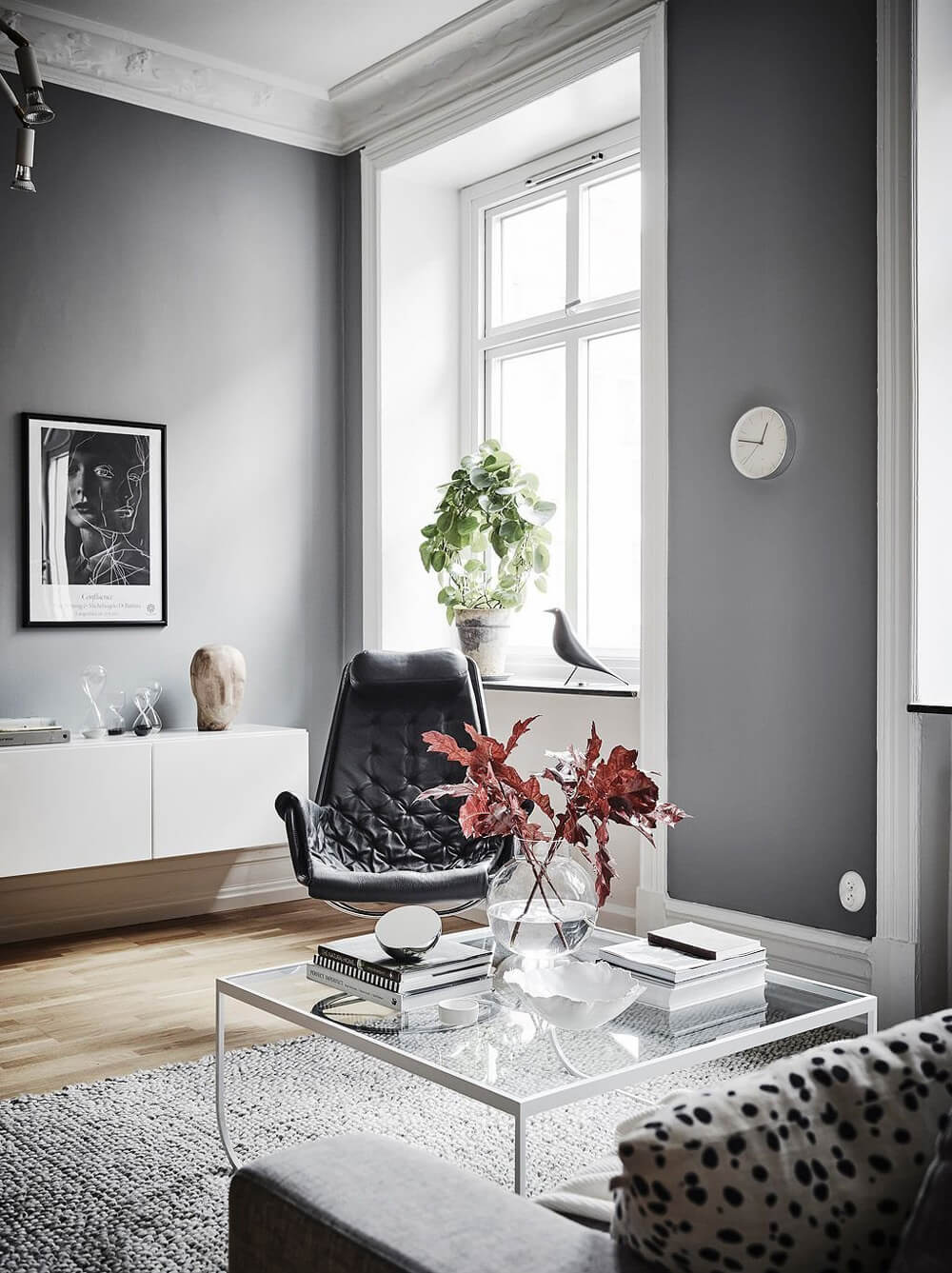 Nowoczesna szaro-biała łazienka z elementami drewna i dużym lustrem powiększającym przestrzeń.