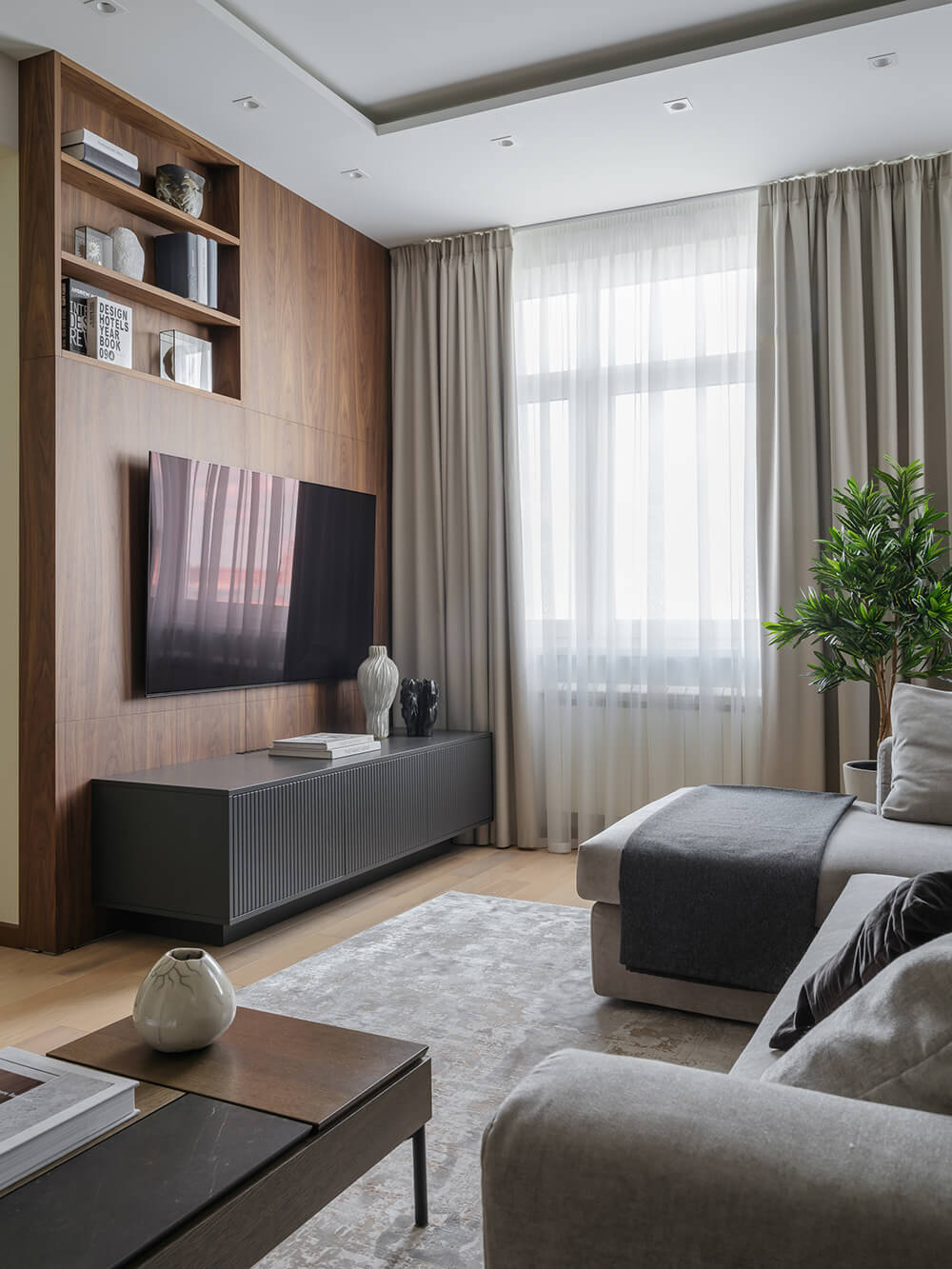 Kuchnia z orzechowymi szafkami i blatem: przytulne wnętrze na rok 2026.