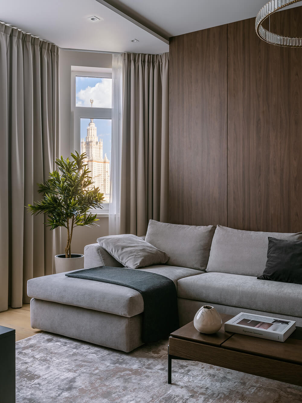 Stylowe wnętrze z akcentami orzechowymi: dekoracje i dodatki na rok 2026.