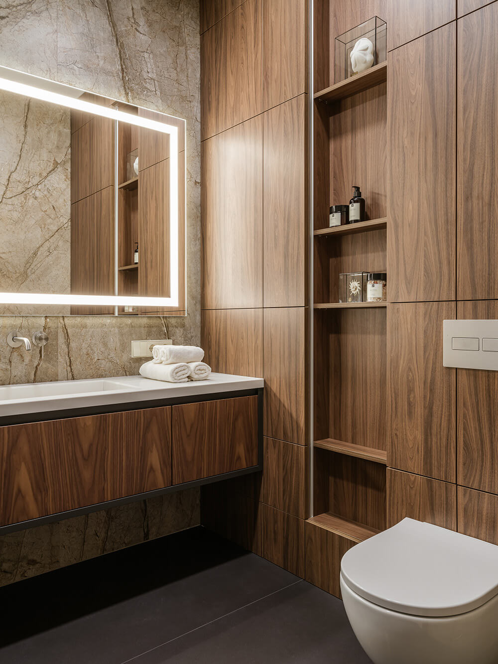 Nowoczesne wnętrze z różnymi odcieniami orzecha: paleta kolorów 2026 i inspiracje.