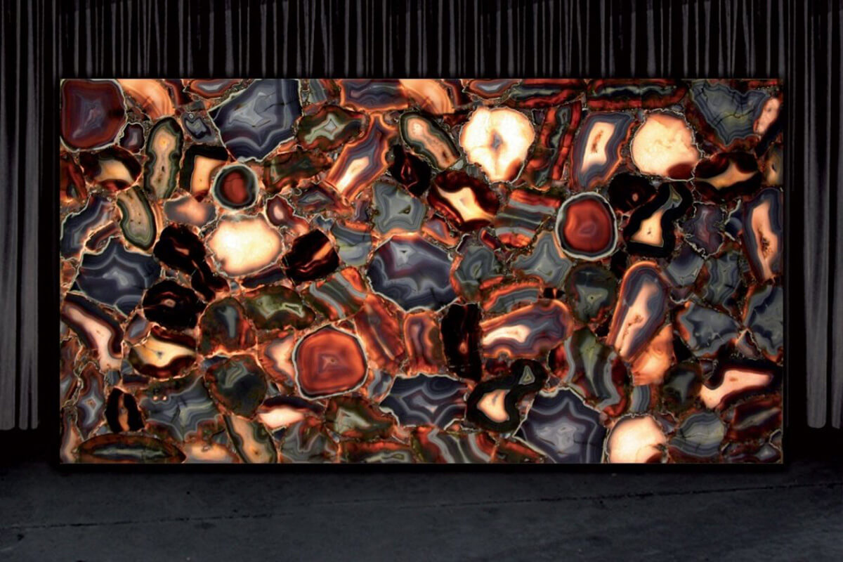 Onyks w łazience Unikalne oświetlenie w łazience - ściany z onyksu podświetlane.