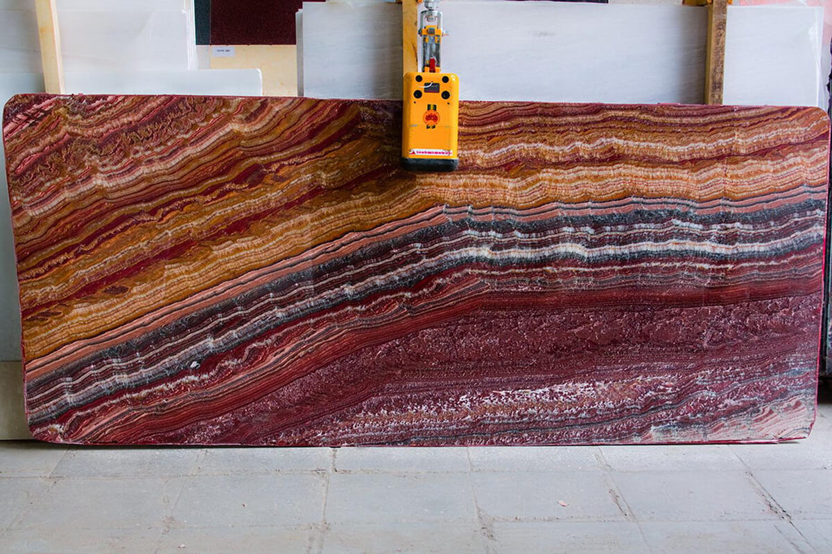 Kamień w salonie Ściana akcentująca z kamienia naturalnego w nowoczesnym salonie.