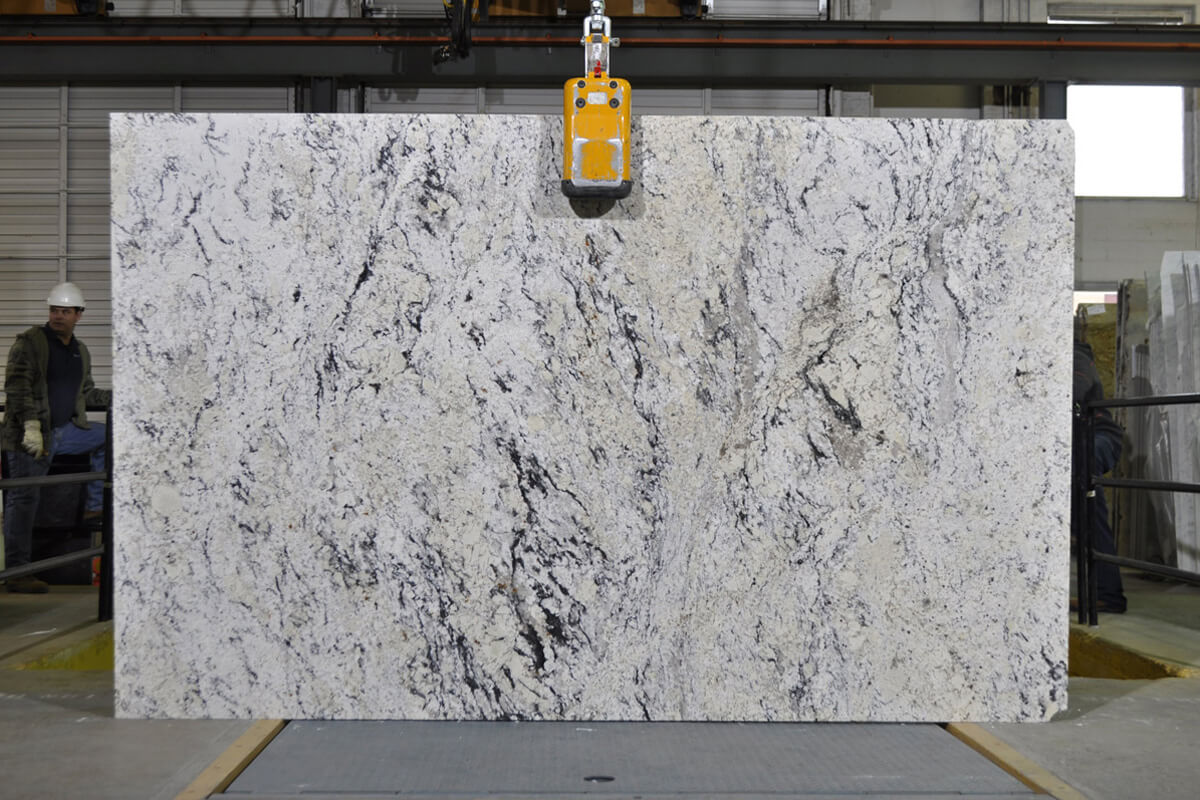 Kompozyt w kuchni Stylowy blat z kompozytu kamiennego w nowoczesnej kuchni.