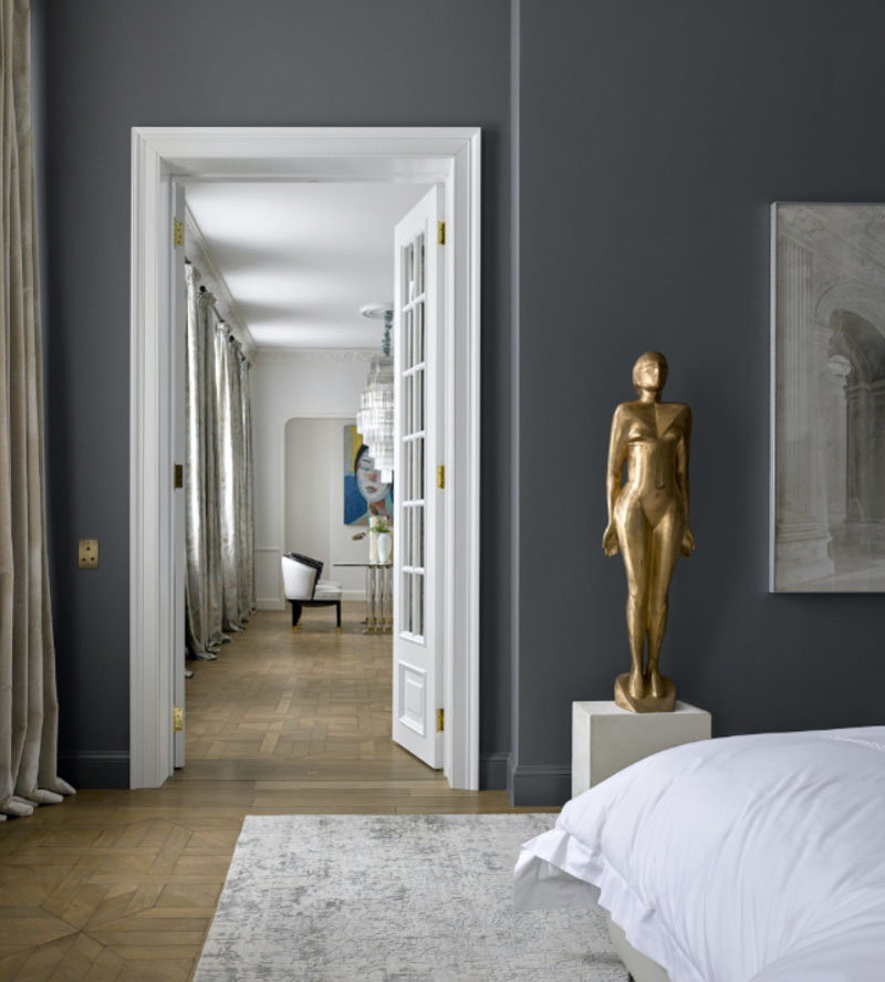 Elegancka rzeźba na półce: wyrafinowany detal dekoracyjny w nowoczesnym wnętrzu 2026.