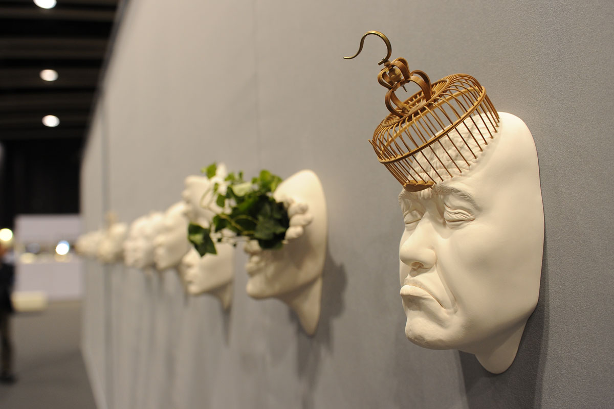 Nowoczesna rzeźba w salonie 2026: sztuka i design w minimalistycznym wnętrzu.