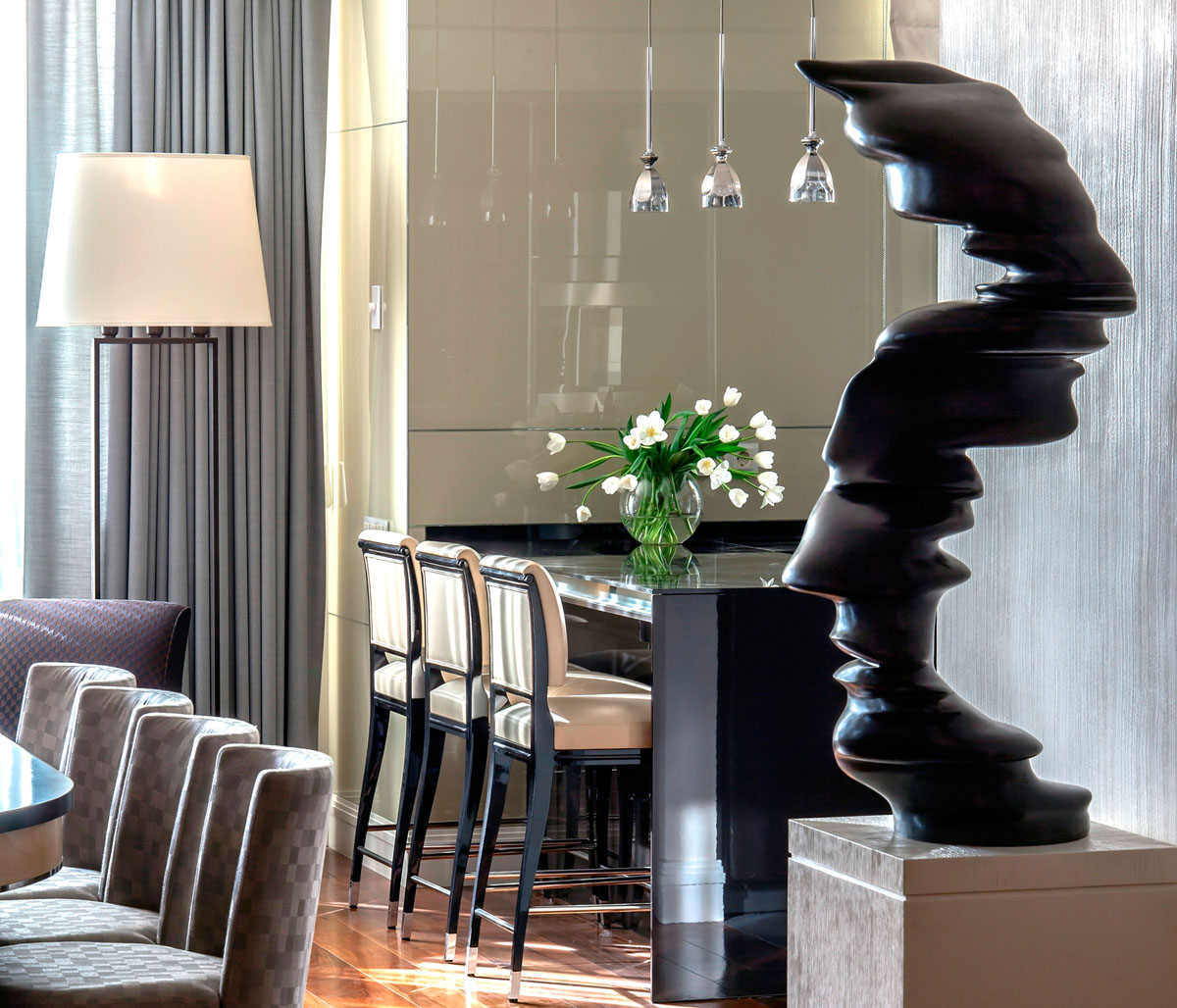 Abstrakcyjna rzeźba w minimalistycznym wnętrzu: sztuka nowoczesna w każdym detalu 2026.