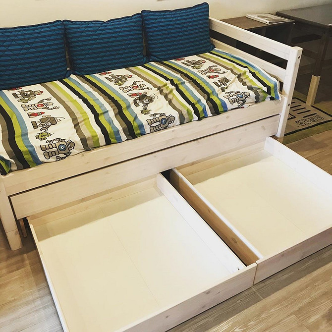 Przykład wykorzystania szuflady pod łóżkiem do przechowywania pościeli i kołder.