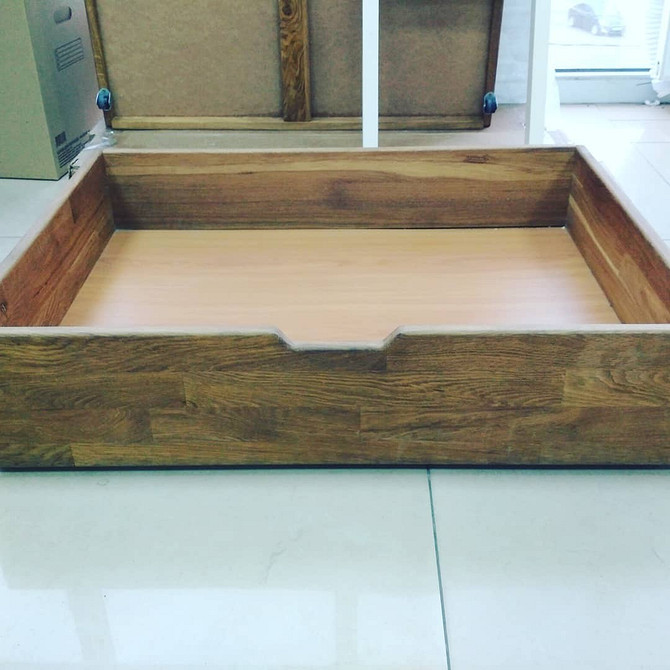 Niezbędne narzędzia i materiały do wykonania szuflady pod łóżko DIY.