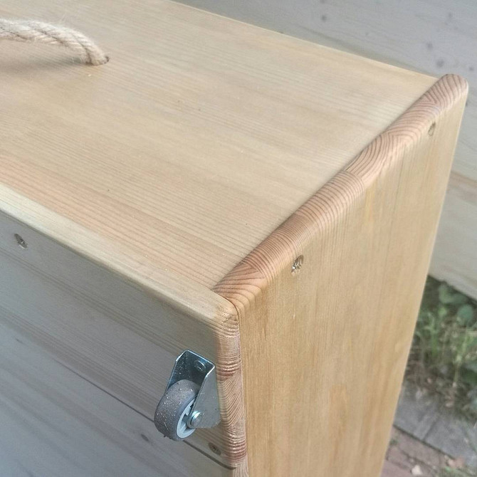 Detale mocowania szuflady pod łóżko DIY: oszczędność przestrzeni i porządek.