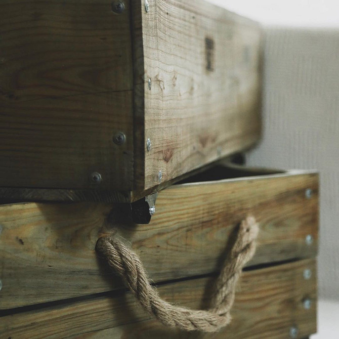 Design szuflady pod łóżko zintegrowanej z wystrojem sypialni, dopasowanie kolorystyczne.